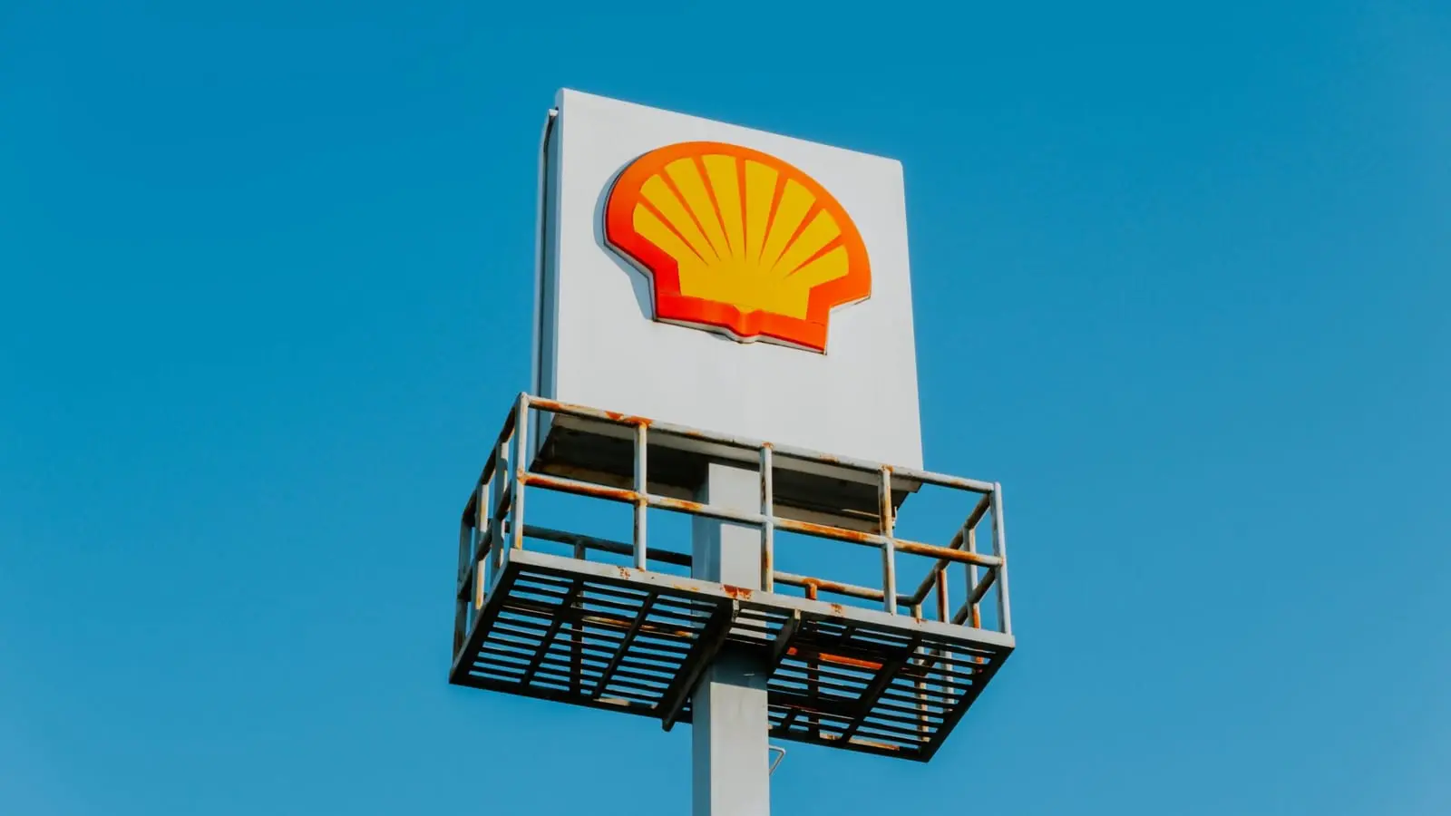 „Shell“ traukiasi iš Rusijos, kompanijos degalines perima „Lukoil“