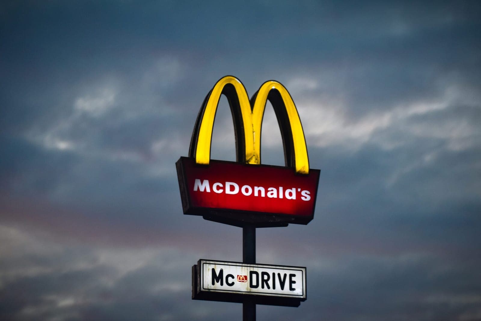 „McDonald's“ karalienę Elžbietą II-ąją pagerbs pirmadienį uždarydami restoranus