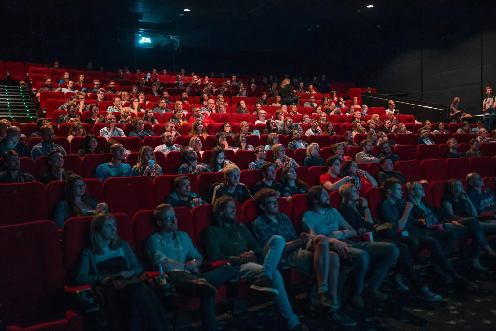 Nuo kišenvagių iki atvirų sekso scenų – teatro publikos elgesys griovė etiketo sienas