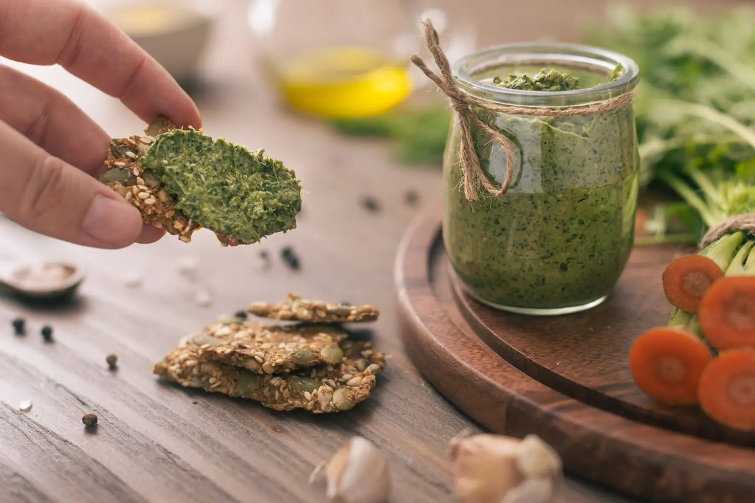 „Zero Waste“ filosofijos pasekėjams – prie visko tiksiantis morkų lapų pesto