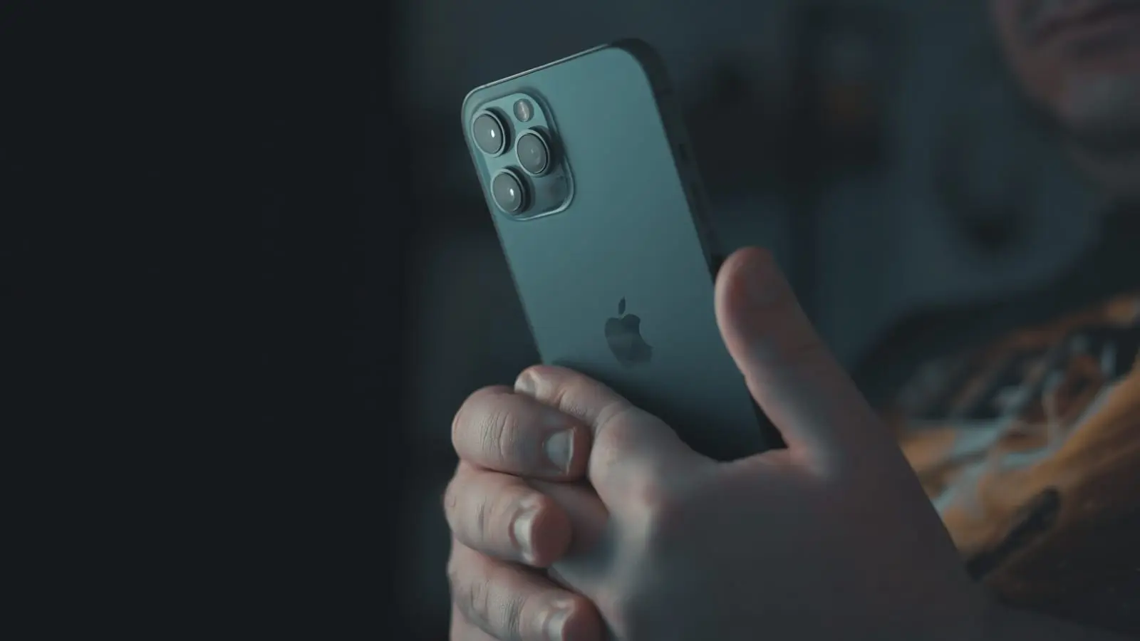 Išmaniųjų telefonų pardavimai mažėja: ar tai reiškia, kad pirkėjai grįžta prie senojo modelio telefonų?