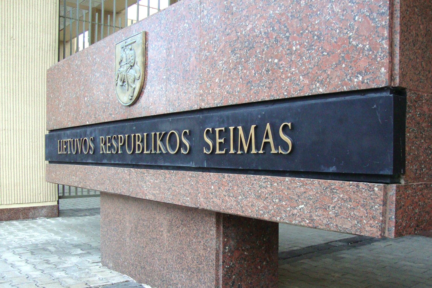 Parlamentarų nagai lenkti į save: išeitinių, mokesčių mokėtojams atsieinančių milijonus, neatsisakė
