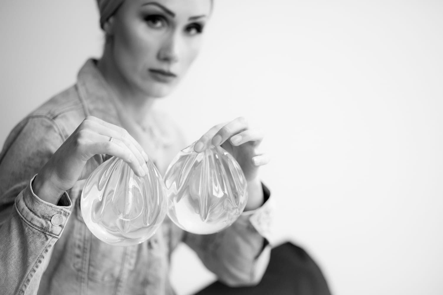 Implantai-žudikai: apie krūtų implantų ligą moterys sužino tik susirgusios