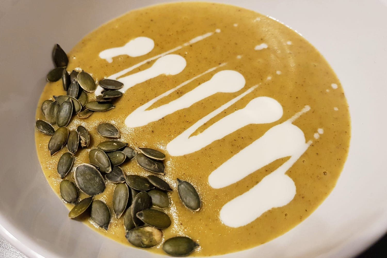 Su rudens vėsuma kovojame karšta veganiška grybų-svogūnų sriuba