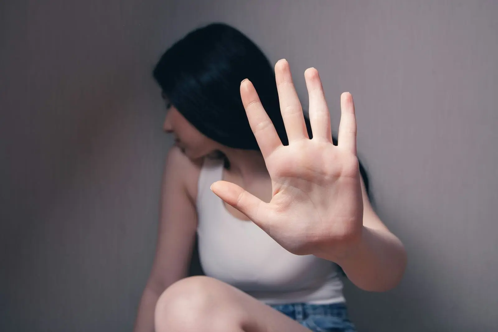 Beveik pusė apklaustųjų atsakomybę už seksualinį smurtą priskiria apsvaigusiam nukentėjusiajam