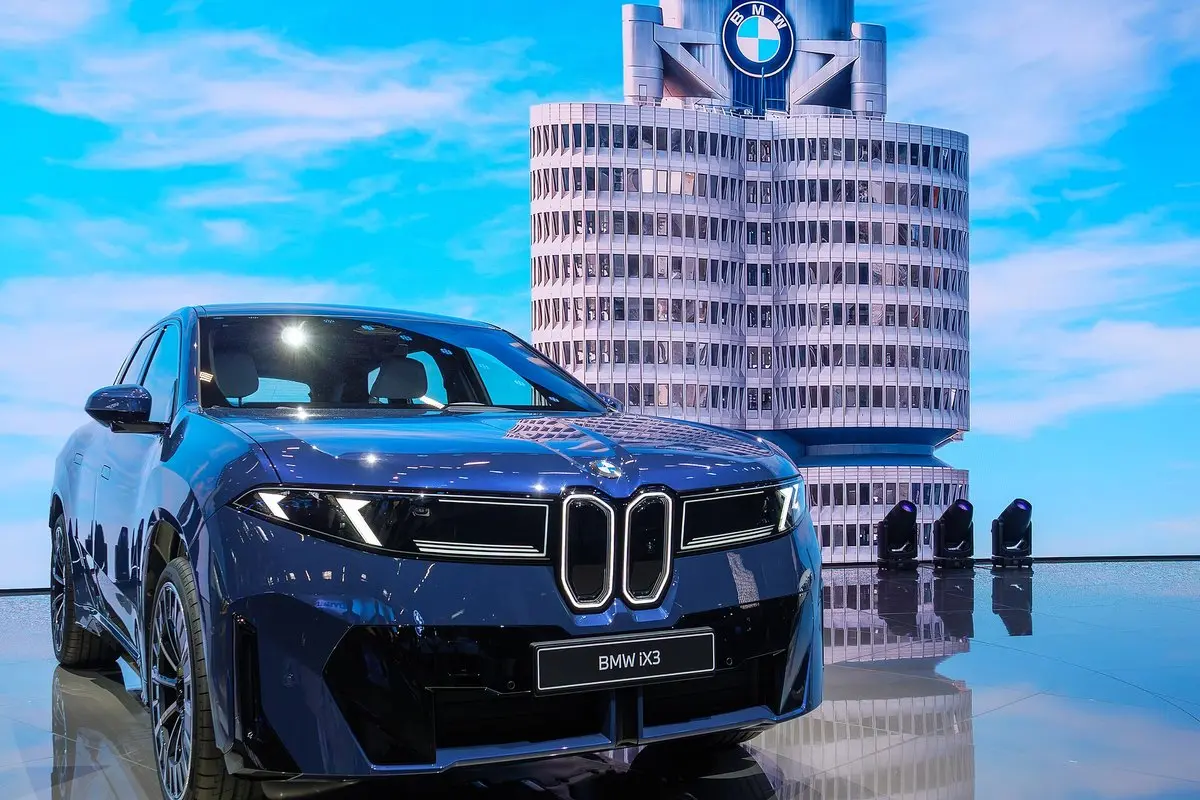 BMW iX3: dvi kartos, baterija, įkrovimas iki 400 kW ir iX3 Lietuvoje