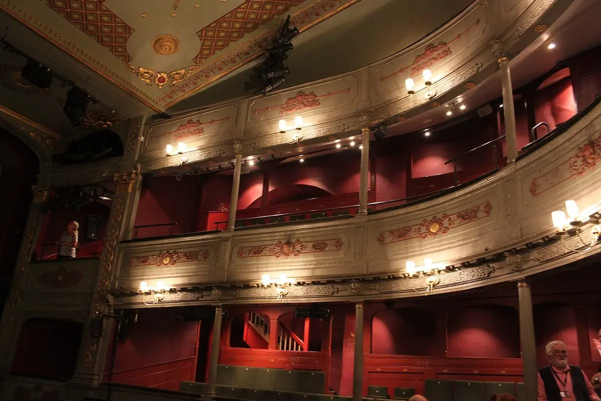 Kai vaikai nebeišgali nueiti į teatrą, teatras ateina pas juos: „Bristol Old Vic“ vaidina mokyklose