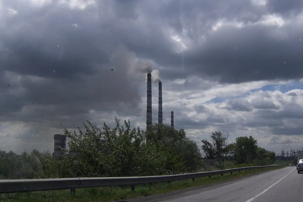Rusija smogė daugiau nei 15 Ukrainos energetikos objektų: Zelenskis perspėja apie blackout prieš žiemą