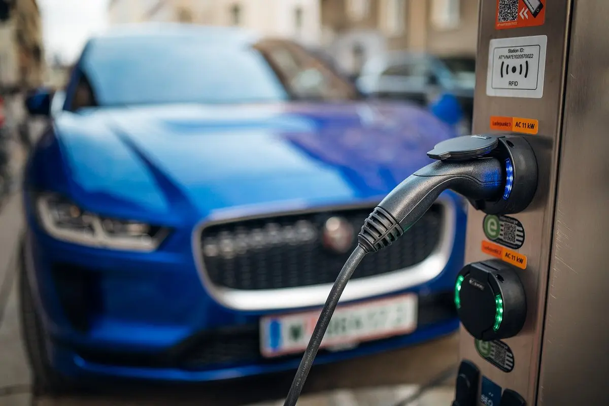 Elektromobilių įkrovimo stotelės Lietuvoje: kiek jų, AC ir DC, jungtys ir AFIR reikalavimai