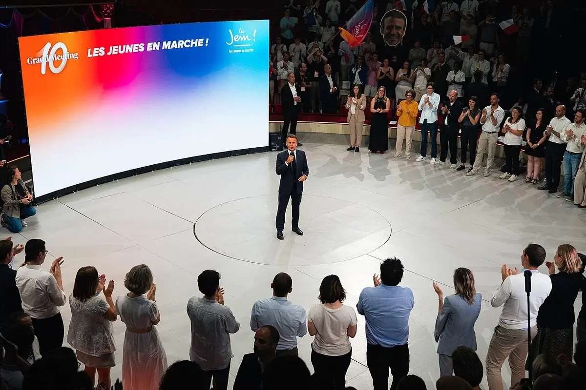 E. Macronas po riaušių: „niekas nepateisina smurto“, plėšikai atlygins žalą; M. Le Pen – „grėsmė demokratijai“