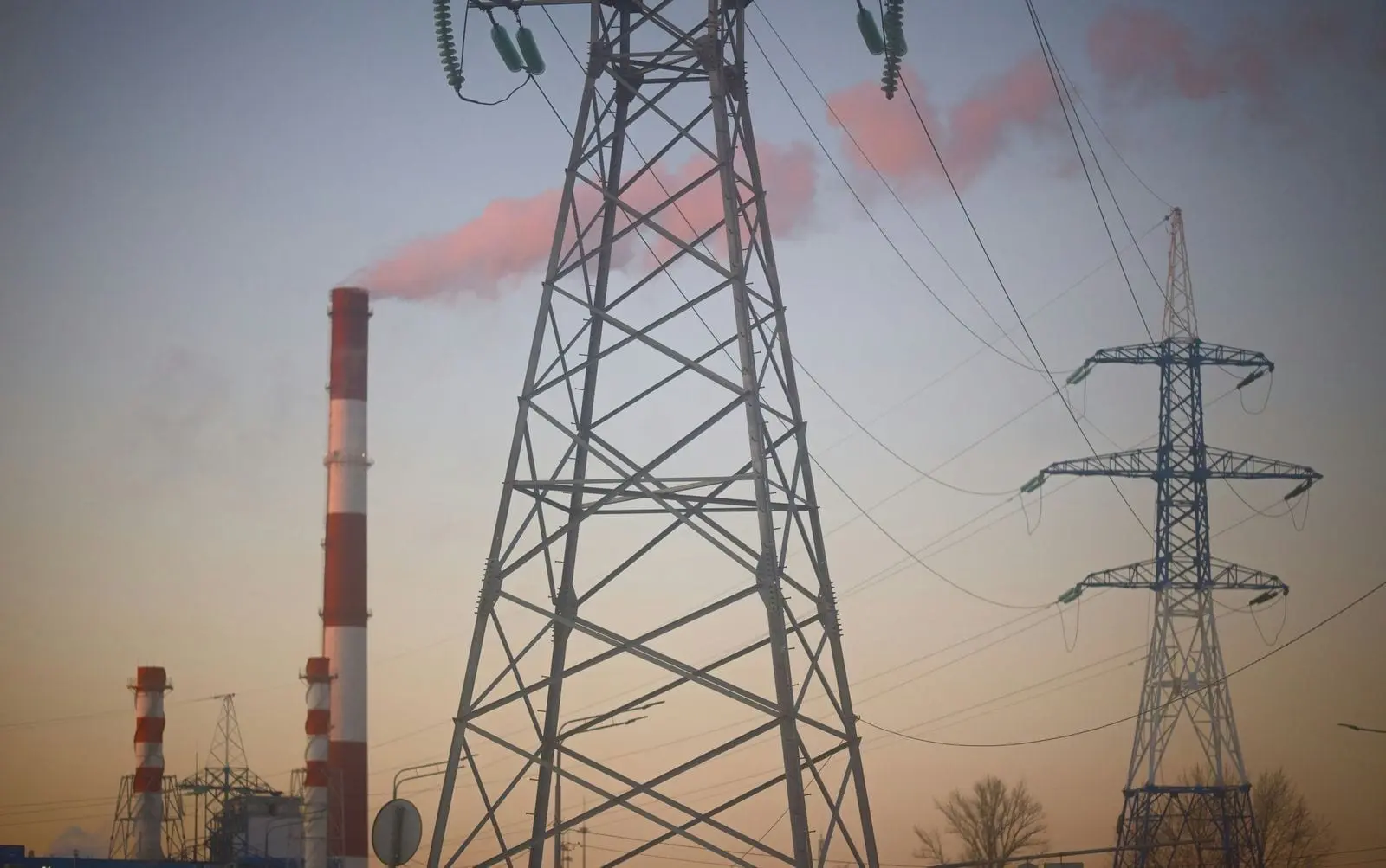 Gera žinia vartotojams: didmeninė elektros kaina Lietuvoje krito beveik perpus