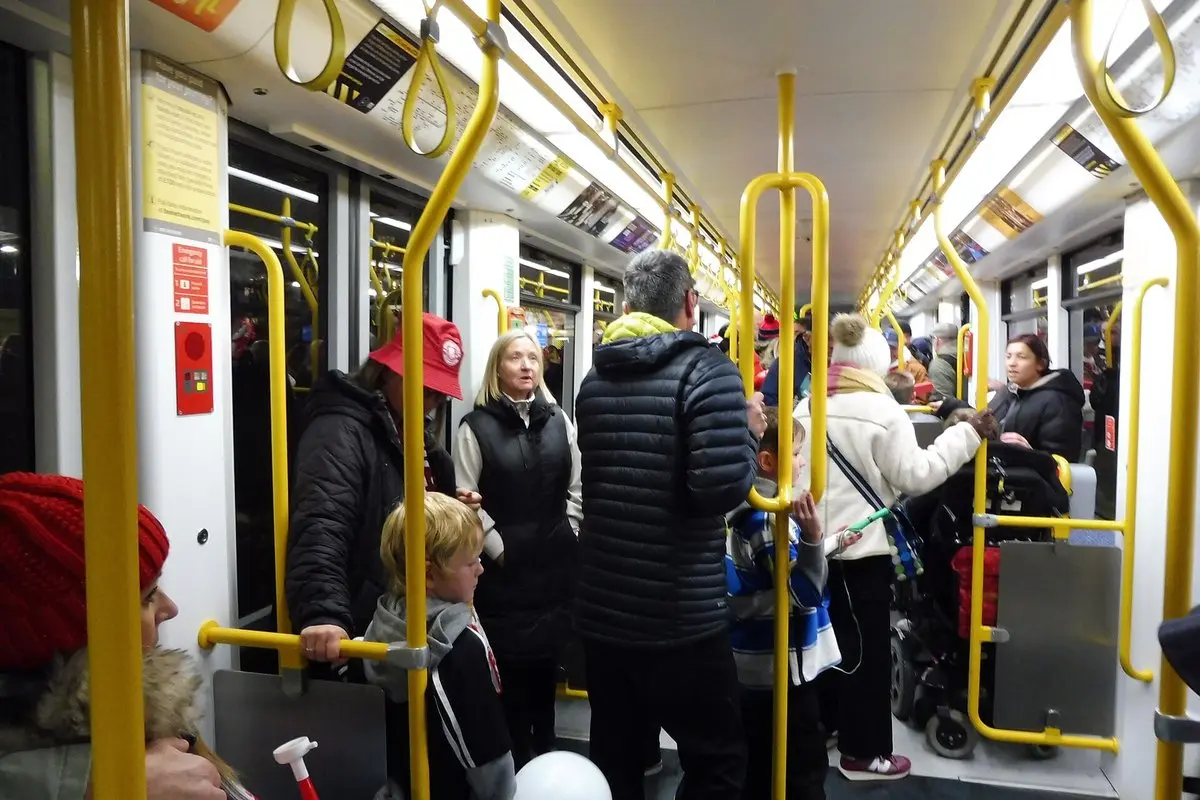 A. Burnhamas skelbia kovą „ausinių vengėjams“: už garsią muziką autobusuose – iki 100 svarų baudos