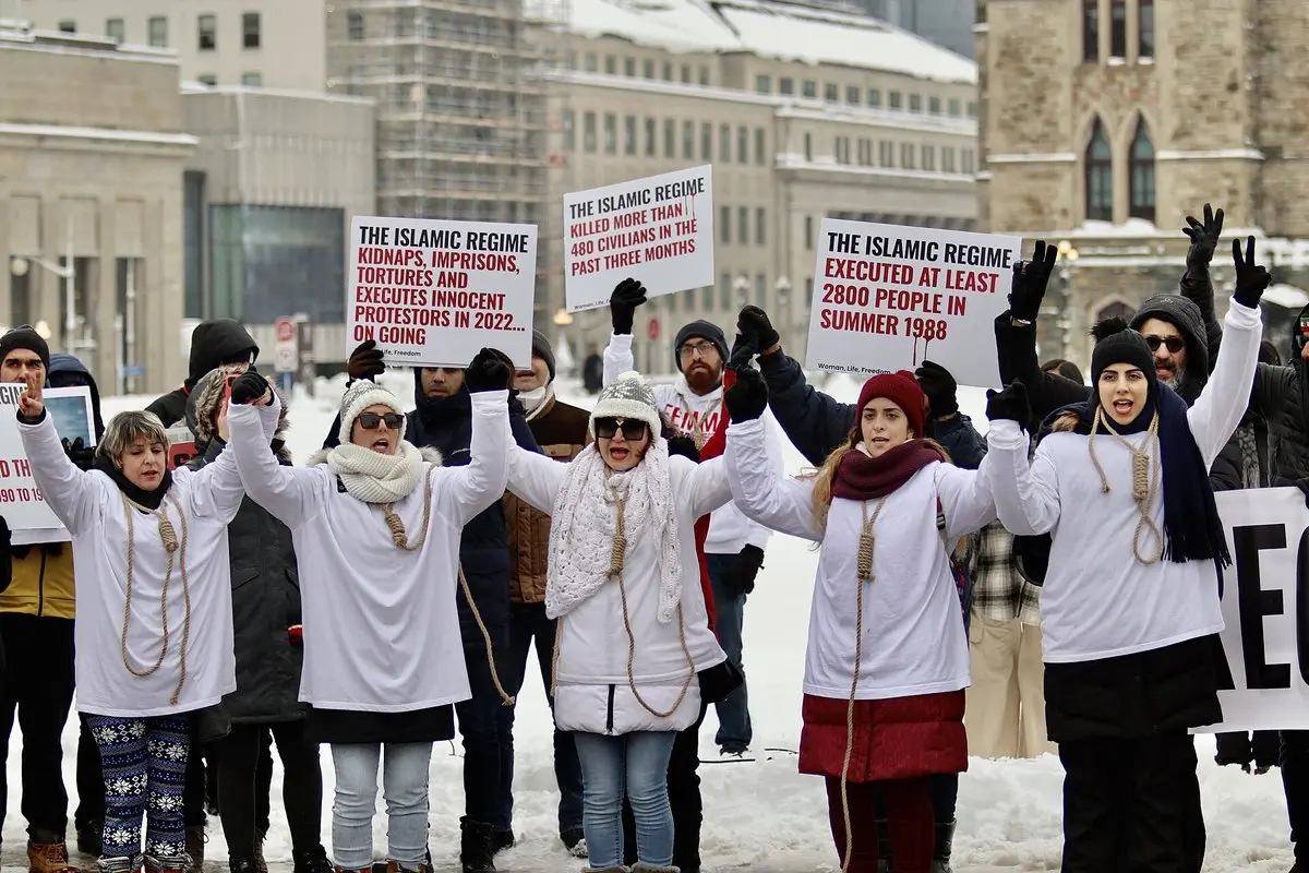 Irane „garbės“ vardu nužudyta Maryam Yarmohammadi: įtariamas brolis, teisių gynėjai kritikuoja įstatymus