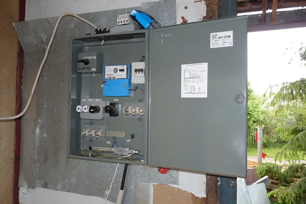 Elektros įvadas naujam namui: apskaitos spinta, kabelis iki namo, vienfazis ar trifazis ir kaina