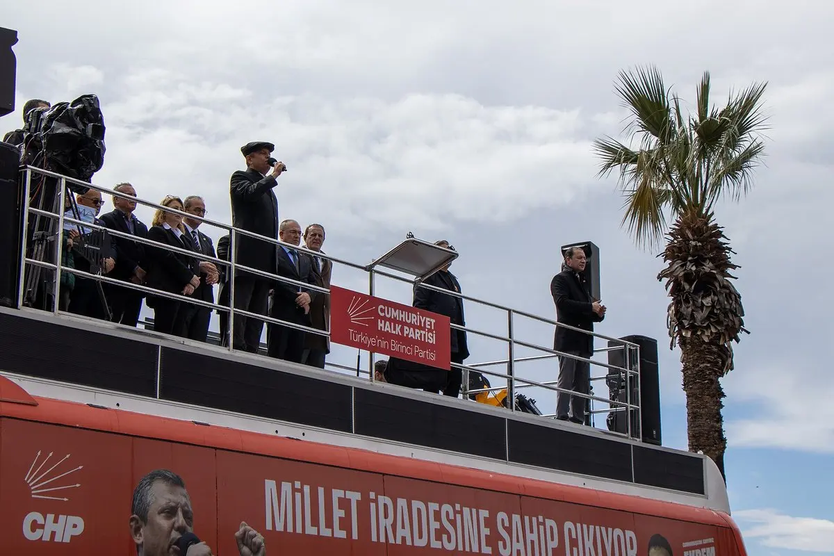 Turkijos valdžia perėmė opozicinę „Halk TV“: policija nutraukė eterį, savininkui – kaltinimai