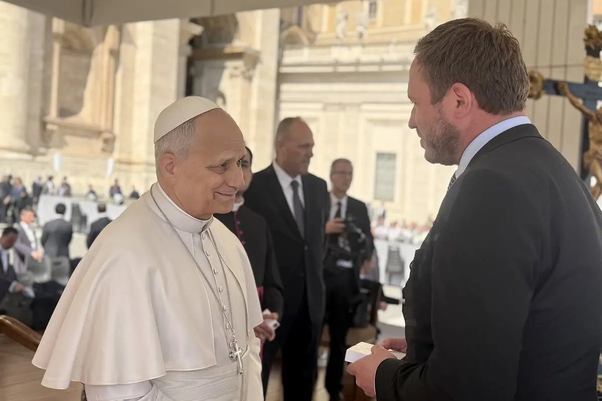 Popiežius Leonas XIV po vėžio operacijos pasirodė tikintiesiems: „Palaipsniui grįšiu prie veiklos“