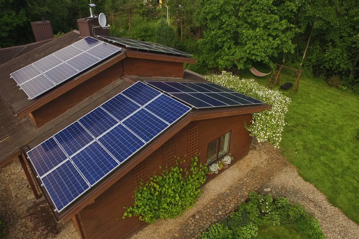 Saulės elektrinė: iš ko susideda, kaip veikia ir kokia sistema tinka jūsų namui