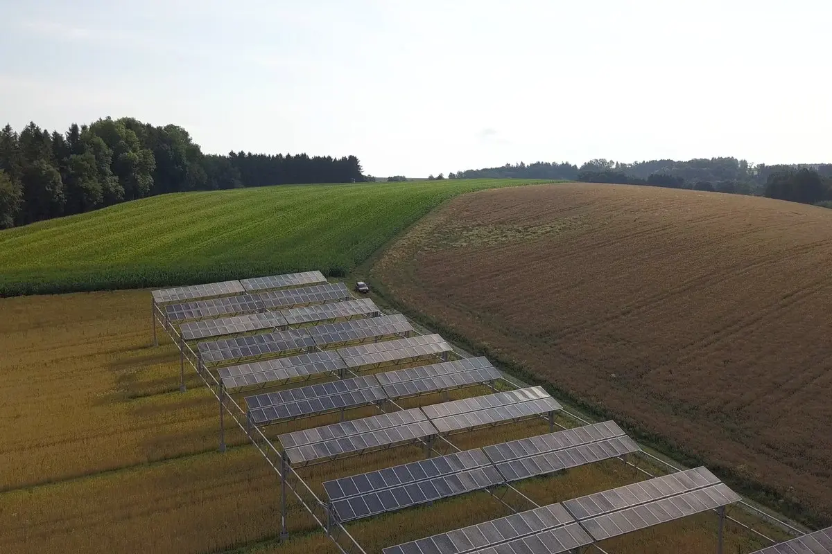 Saulės elektrinė įmonei ir ūkiui: galia, atsiskaitymo būdai, kaupikliai ir agrovoltika
