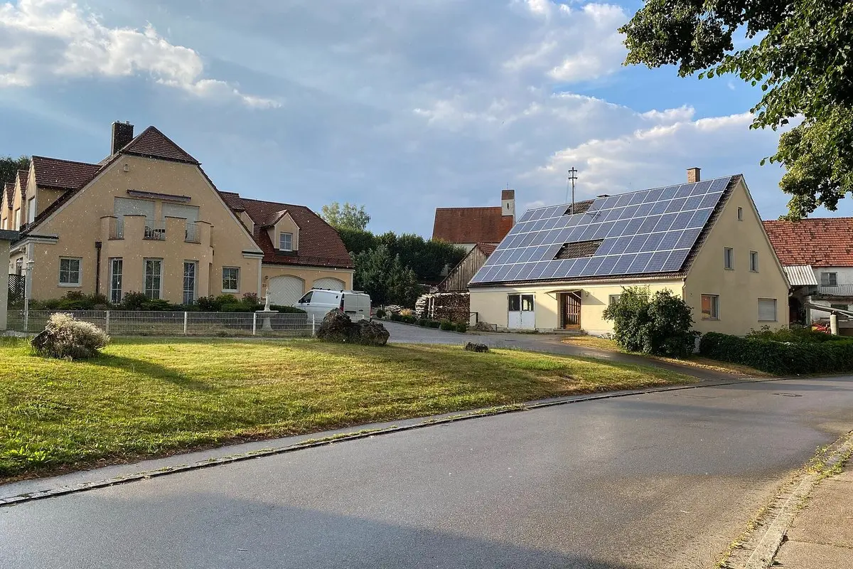 10 kW saulės elektrinė: kiek pagamina per mėnesį ir metus, kiek modulių ir vietos reikia ir kam jos užtenka