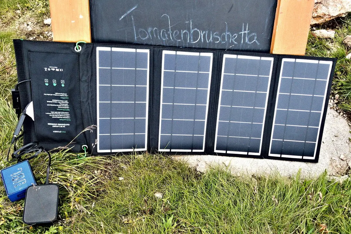 Nešiojamos saulės baterijos: kiek realiai pagamina sulankstomas modulis, kaip įkrauti telefoną, stotelę ar 12 V akumuliatorių
