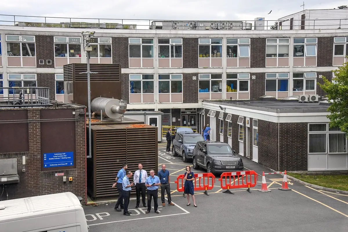 Anglijoje gali tekti uždaryti iki 20 gimdymo skyrių: NHS vadovas kaltina gydytojų stygių ir cezario pjūvių šuolį