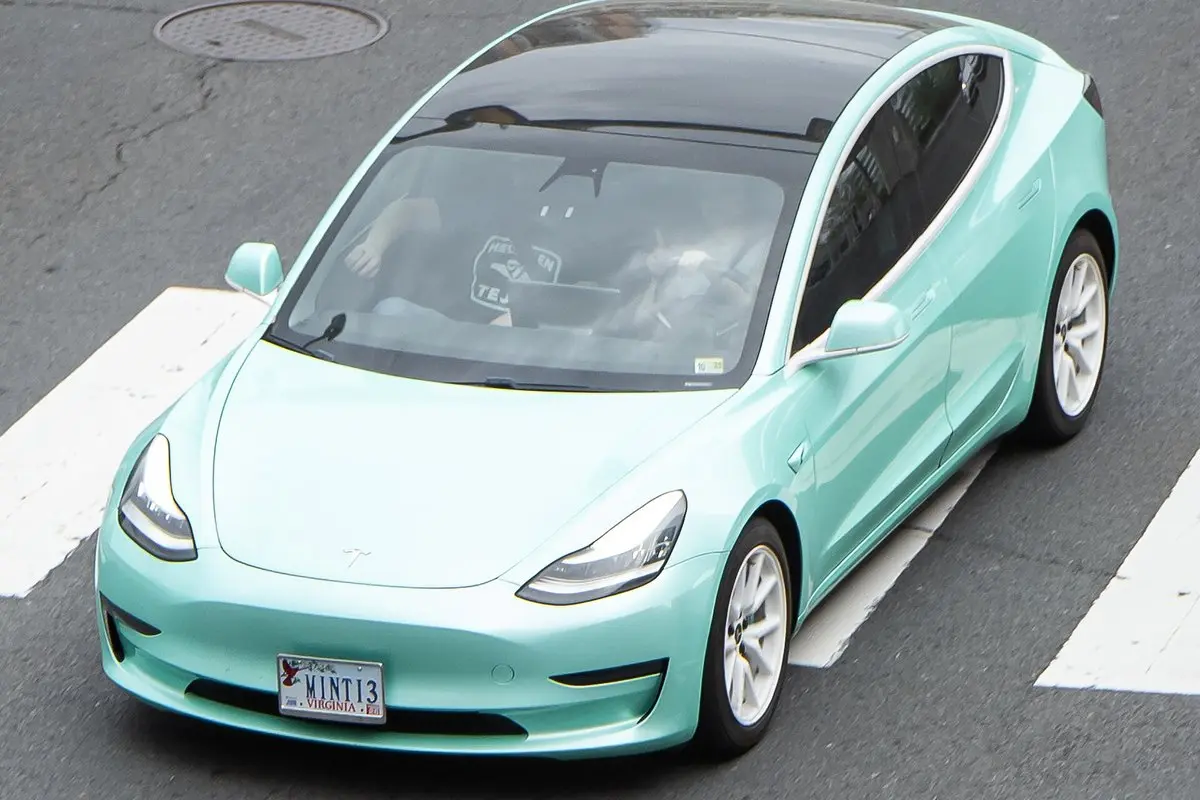 Tesla Model 3: istorija, baterijos, atnaujinimas Highland ir Model 3 Lietuvoje