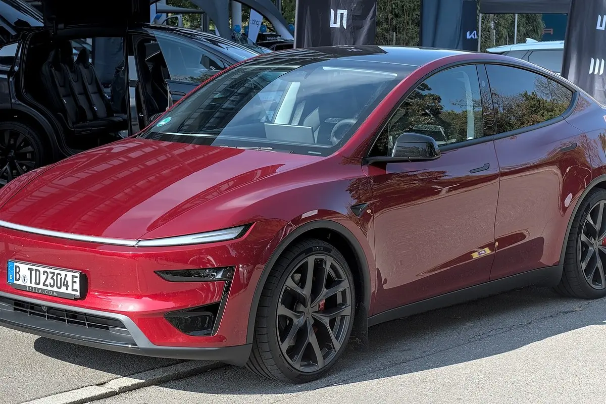 Tesla Model Y: versijos, baterijos, matmenys ir Model Y Lietuvoje
