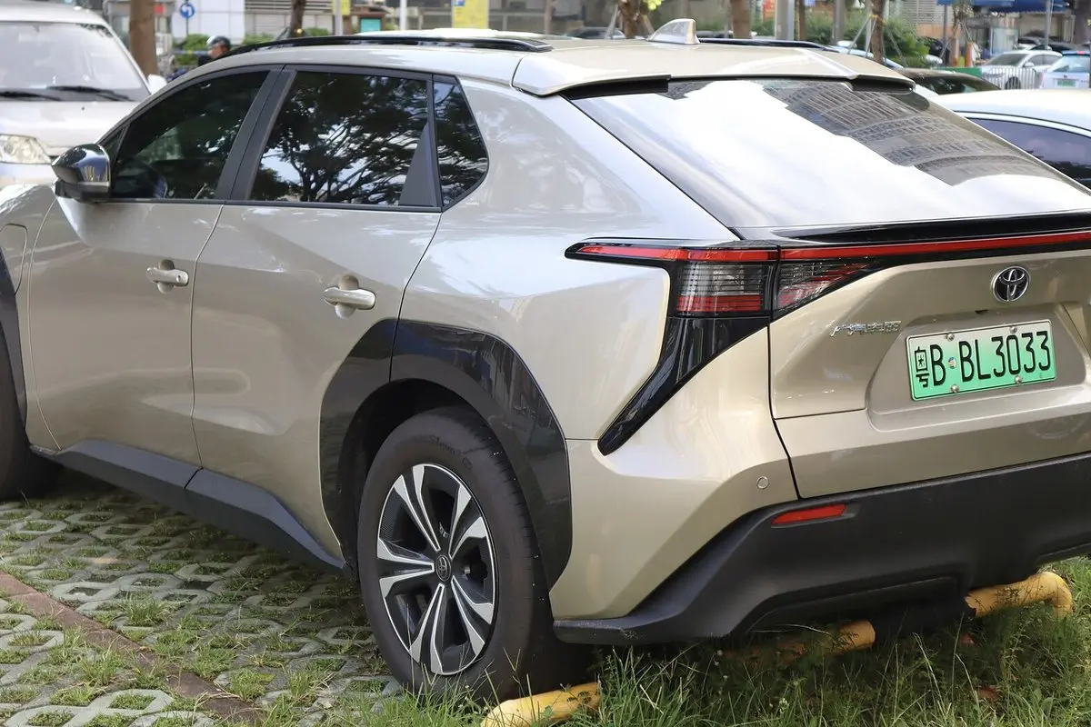 Toyota bZ4X: pavadinimas, baterijos, įkrovimas, atnaujinimas ir bZ4X Lietuvoje