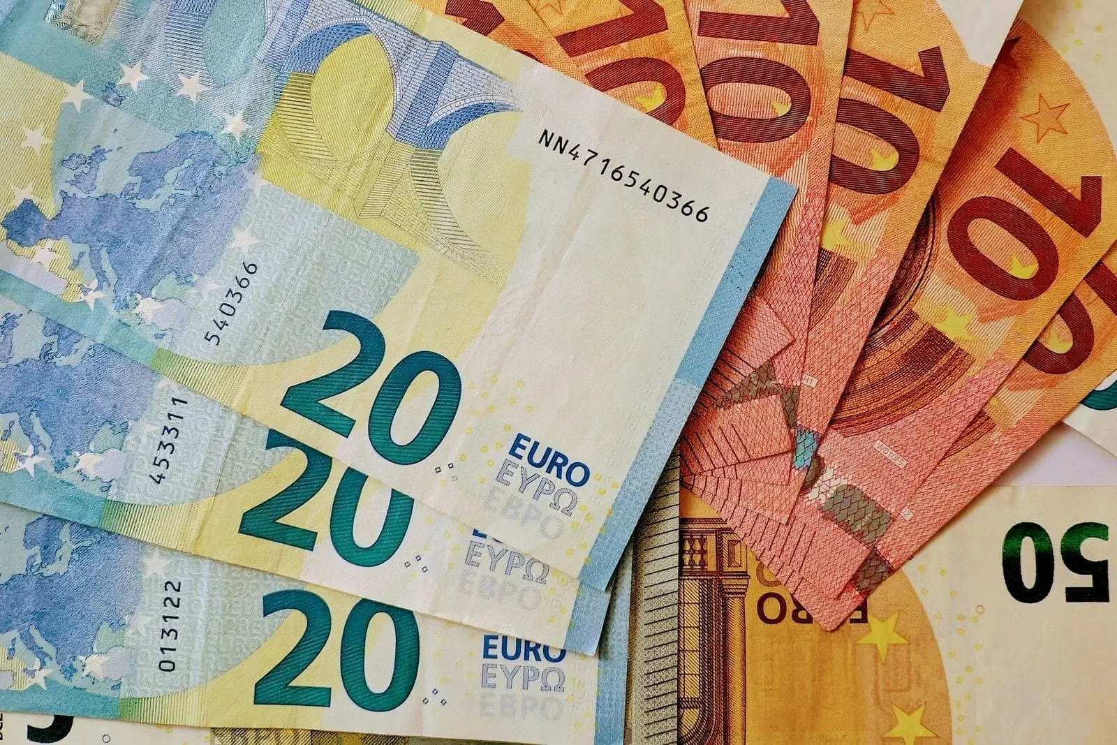 Viešojo sektoriaus darbuotojams – gera žinia: sutarta dėl didesnių algų