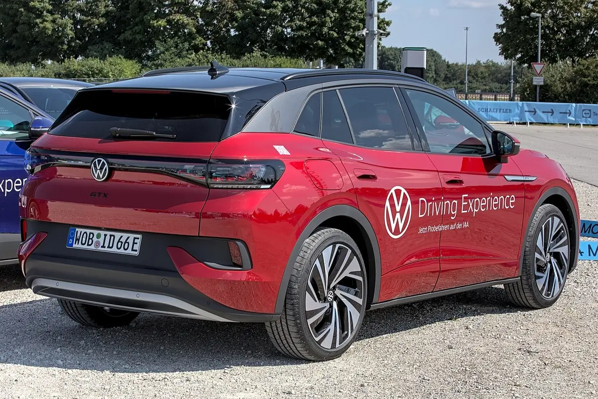 Volkswagen vėl atšaukia elektromobilius: VW ID.4 ir kitų modelių baterijoms gresia gaisras