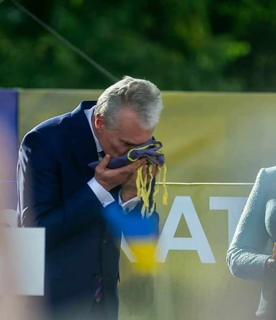 G. Nausėda bučiavo Ukrainos vėliavą NATO susitikime. Ką jūs?