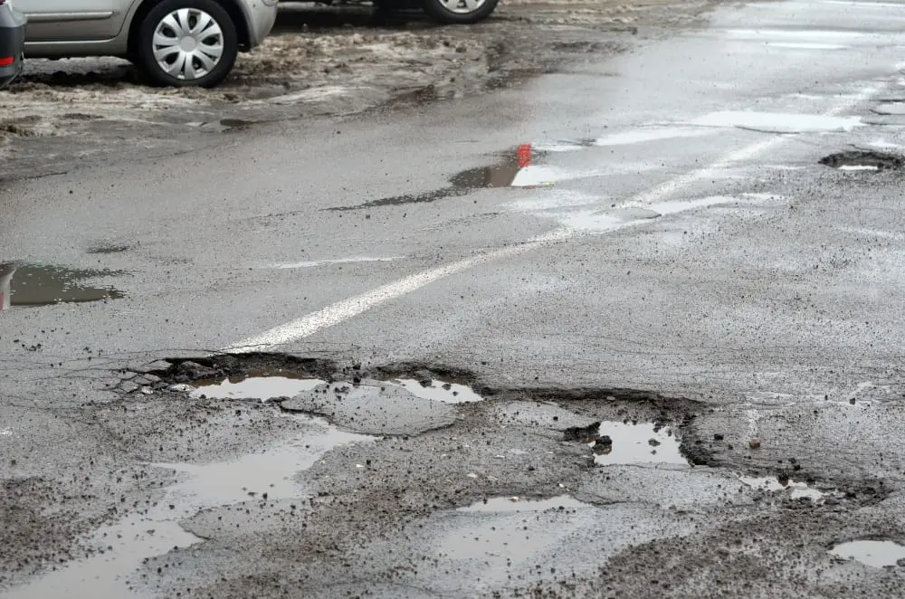Pavasario spąstai keliuose: pavojus slypi ne tik duobėse