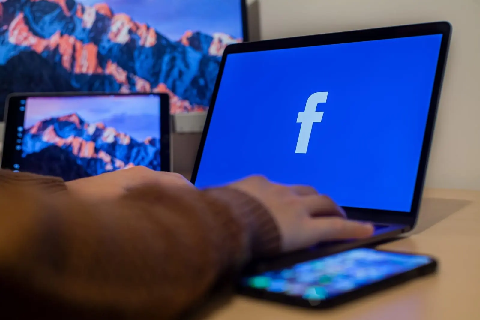 „Facebook“ klauso ir stebi jus: kaip apsisaugoti?