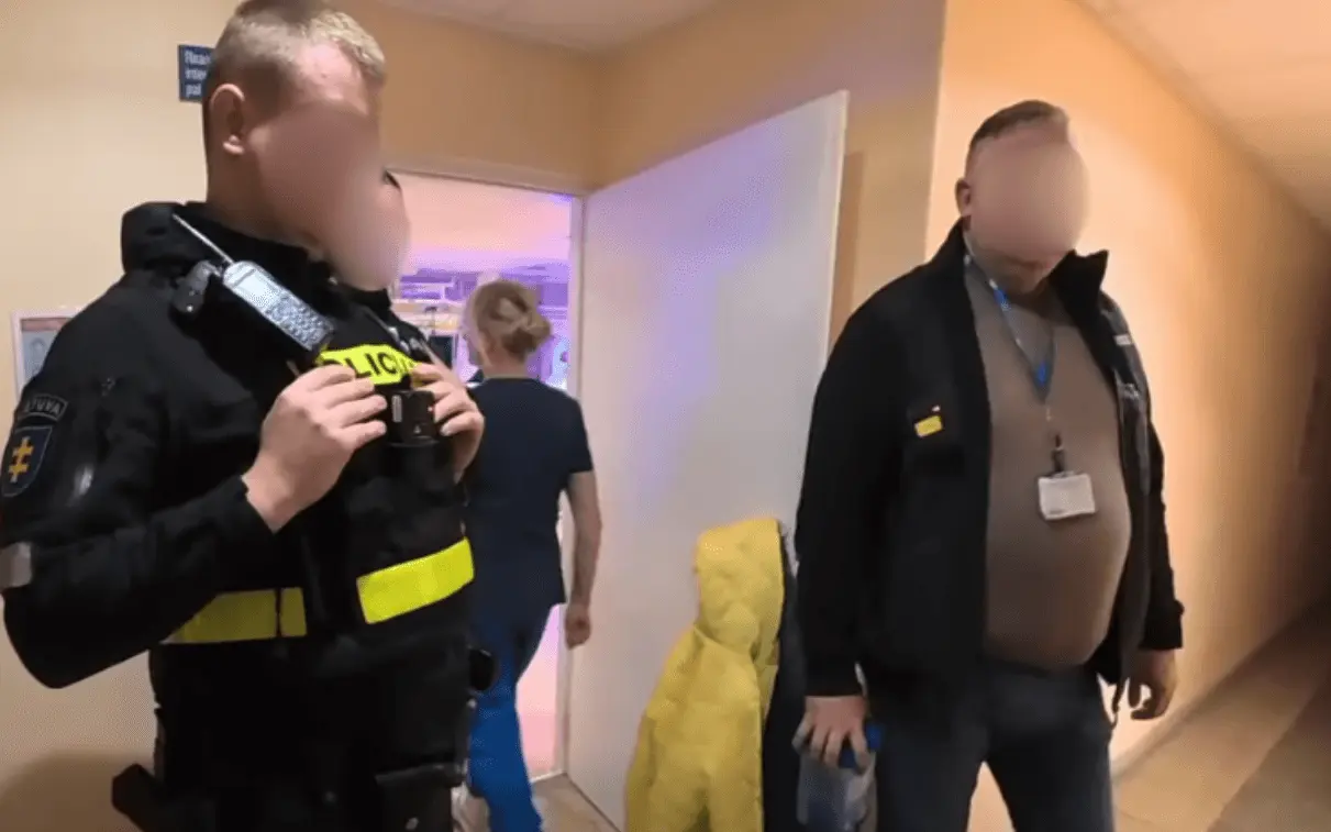 Klaipėdoje naujagimis išplėštas iš motinos: šeima kaltina tarnybas prievarta