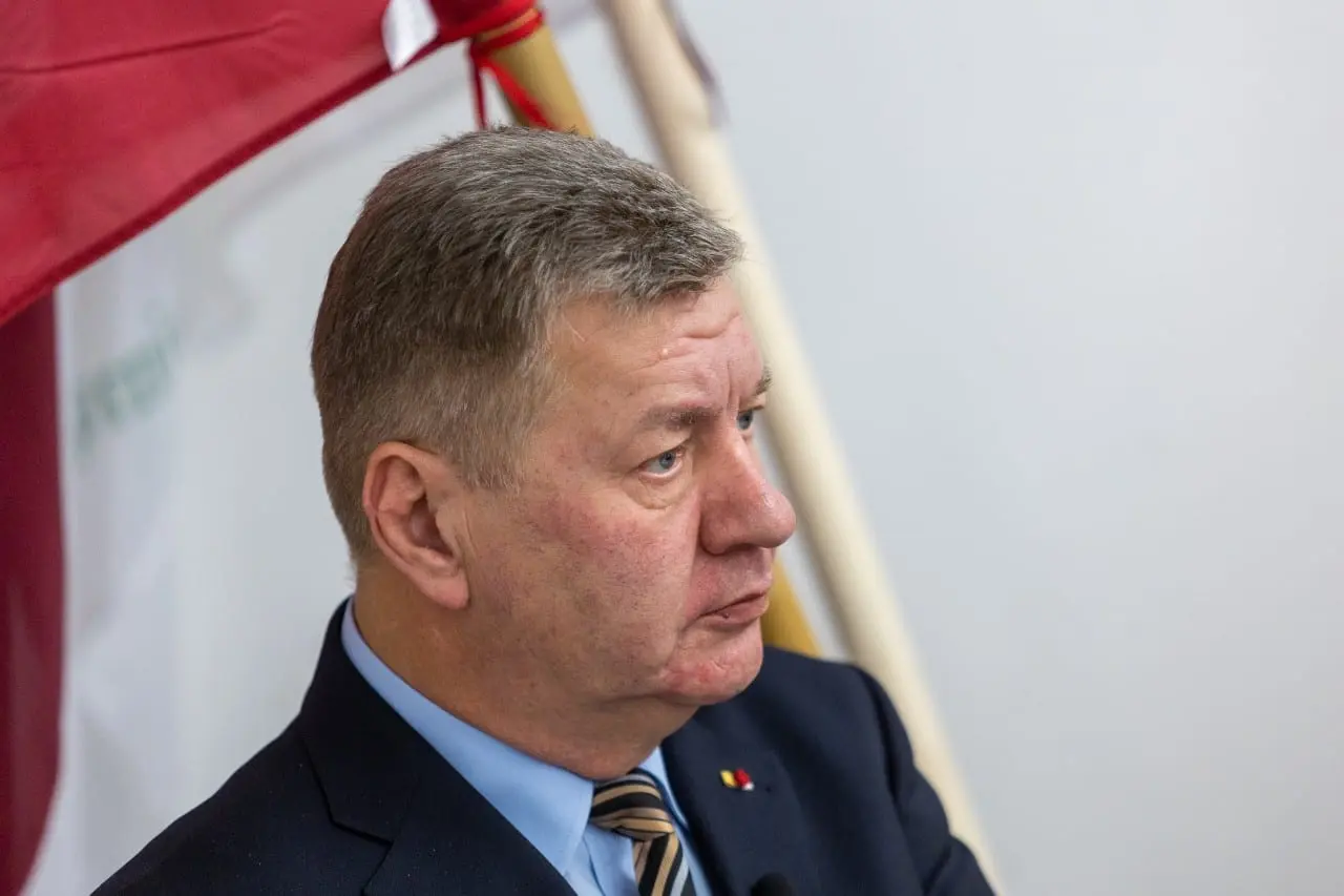 Generolas V. Tutkus: bandantieji mus įvelti į karą, turi sėdėti už grotų