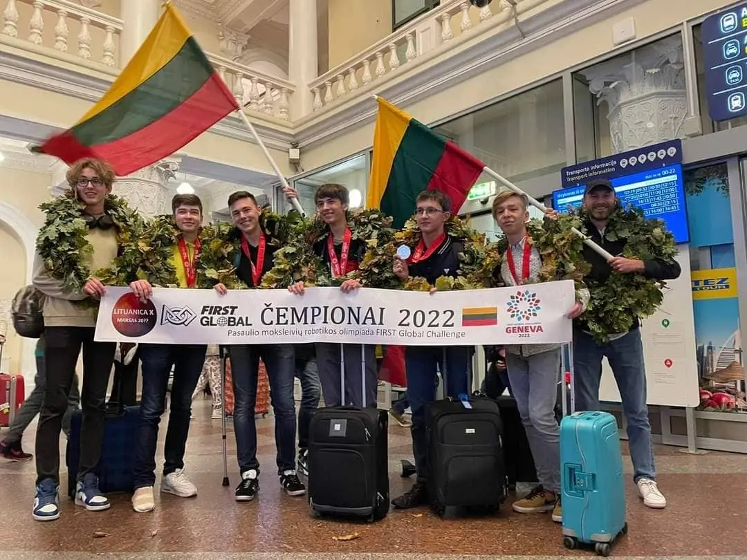 Nuo žaidimo kaladėlėmis iki aukso medalių tarptautinėje robotikos olimpiadoje