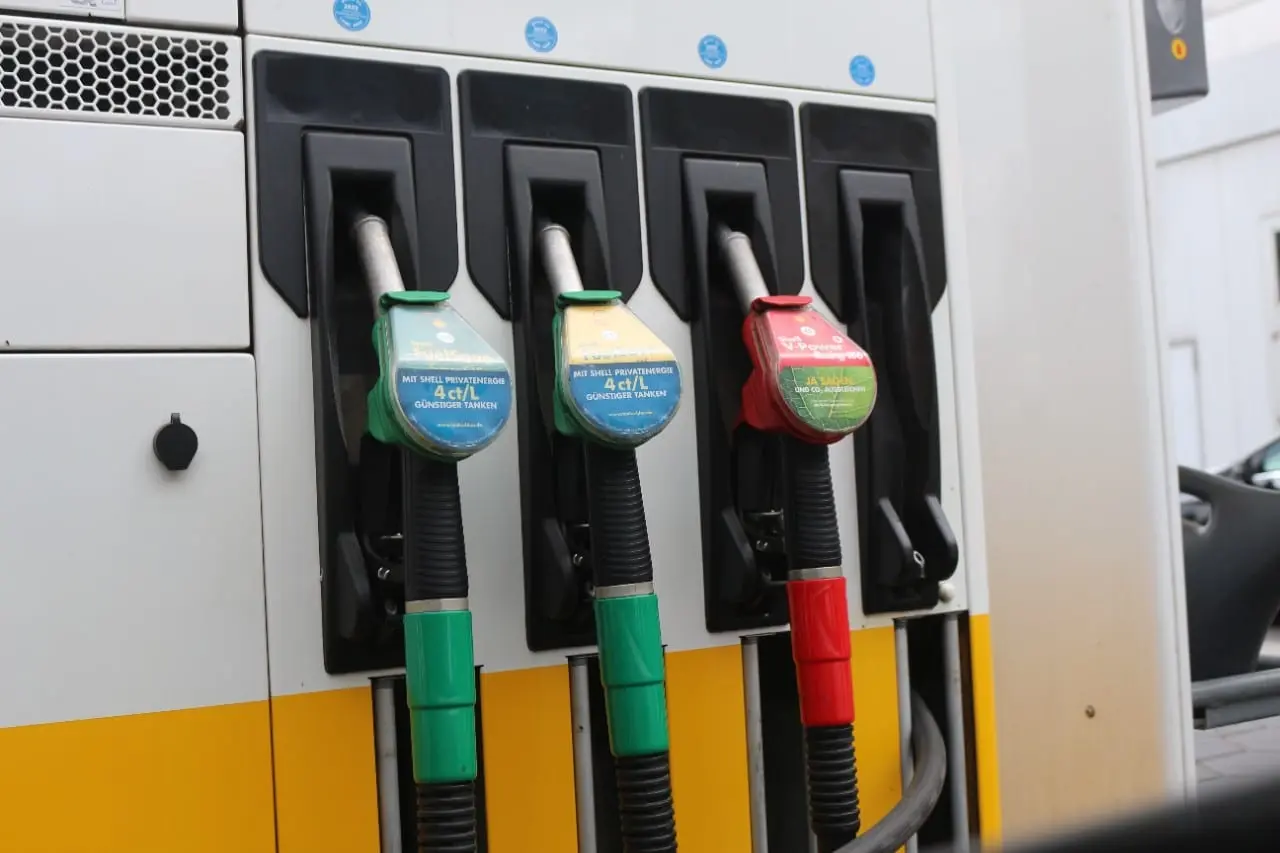 Didindami degalų kainas vers lietuvius sėsti prie elektromobilių vairo