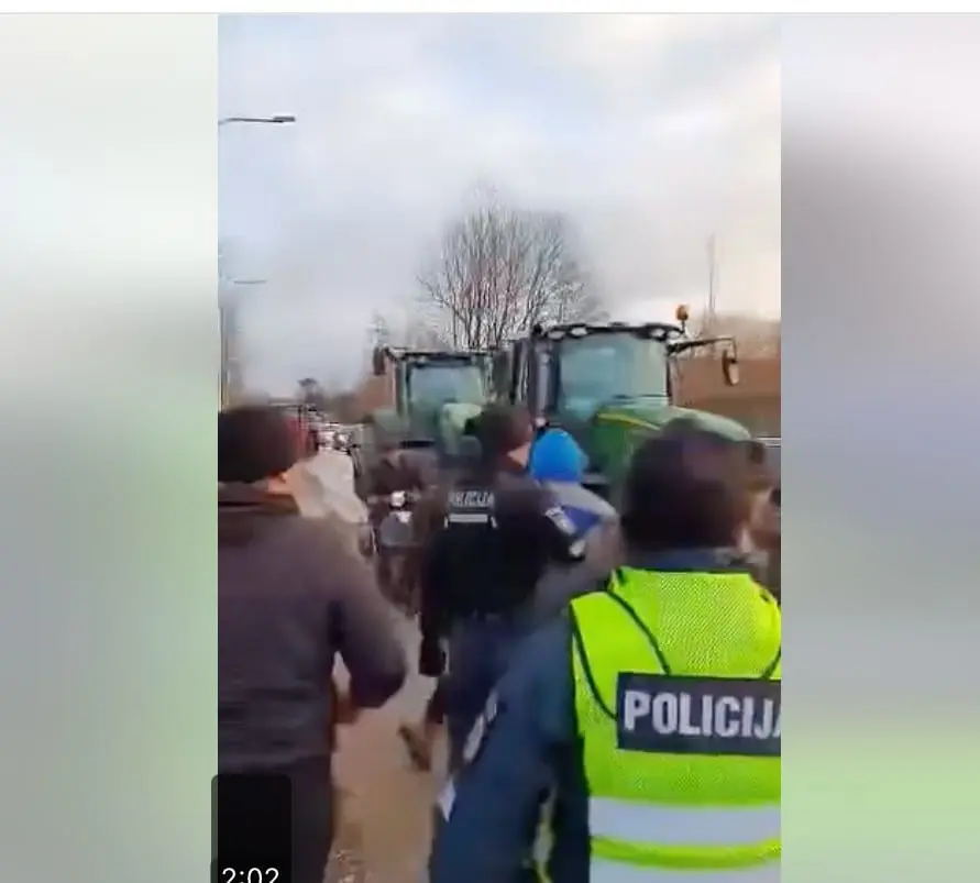 Šilutėje policininkai vaiko ūkininkų protestus