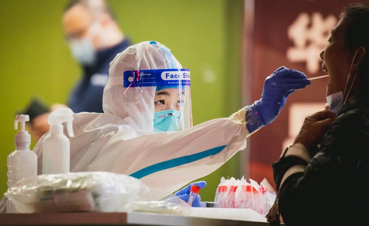 COVID-19 ribojimų atsisakiusią Kiniją jau gąsdina ekspertai: perspėja apie 1 mln. mirčių