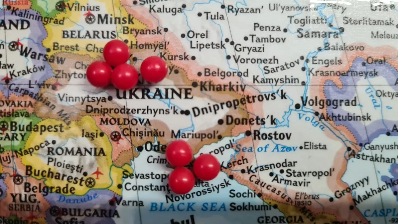 B. Clintonas atsiprašo Ukrainos, o V. Putinas dėl invazijos kaltina 2014 m. revoliuciją