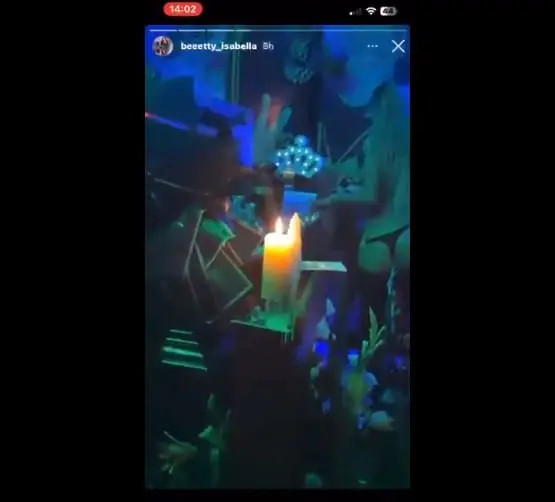 Ant narkotikų platintojo karsto – pusnuogė striptizo šokėja: kas „pasiūlys“ daugiau? (VIDEO)