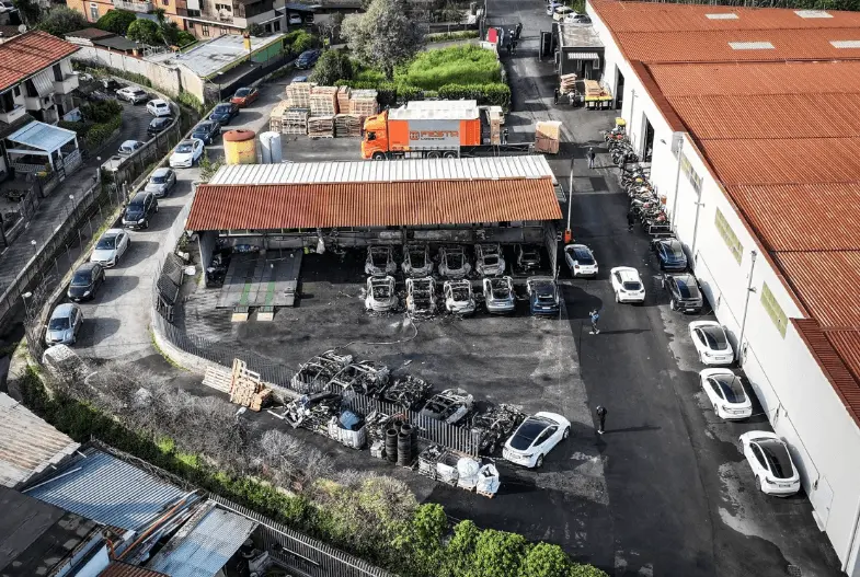 Gaisras „Tesla“ atstovybėje netoli Romos sunaikino 17 automobilių
