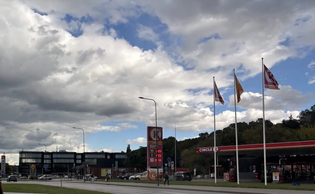 Be leidimo išsiplėtusi „Emsi“ sulaukė milijoninės Konkurencijos tarybos baudos