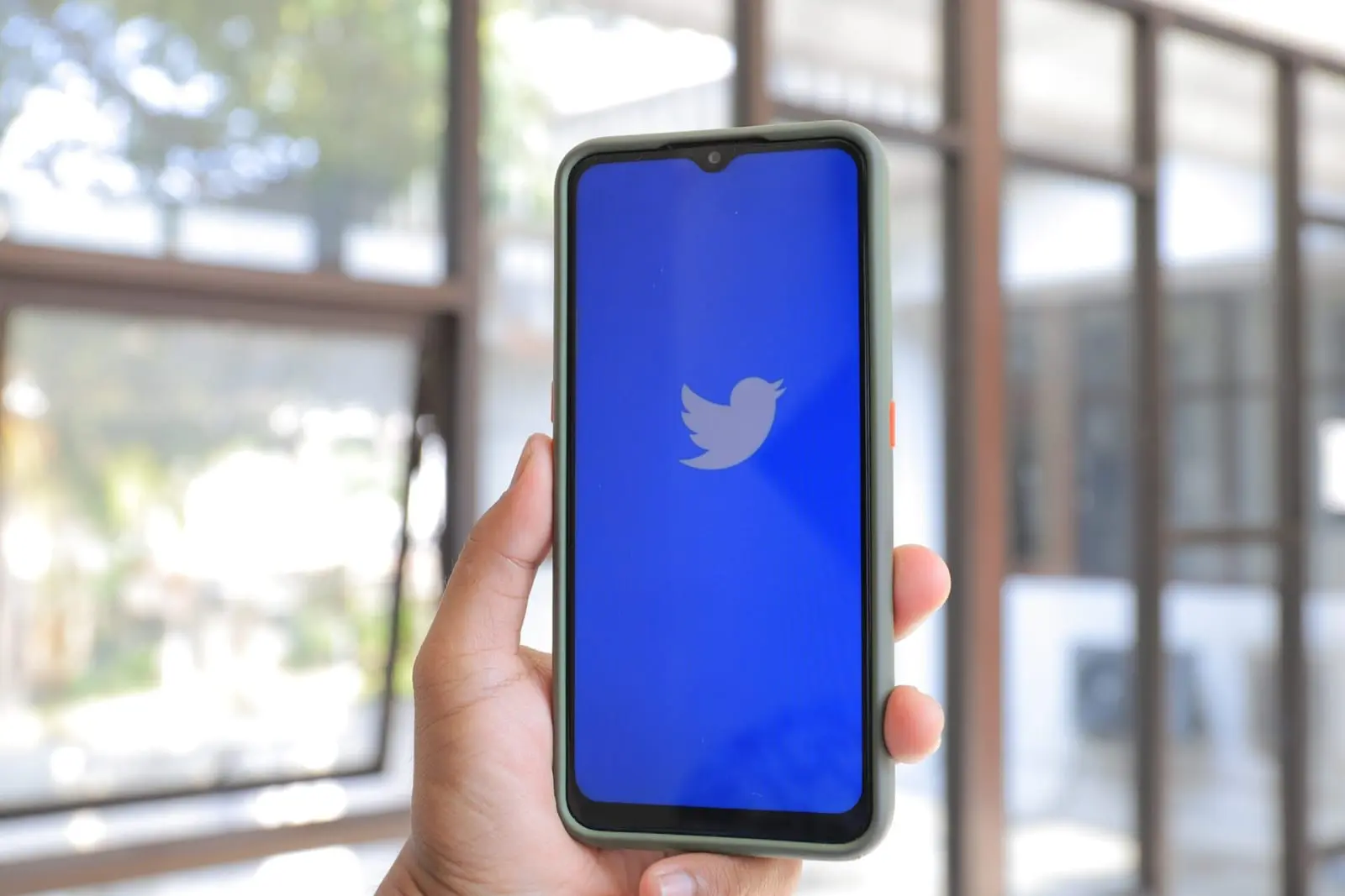 Pokyčiai „Twitter“ platformoje: atleidimai, viršvalandžiai, nusikaltusių sugrąžinimas