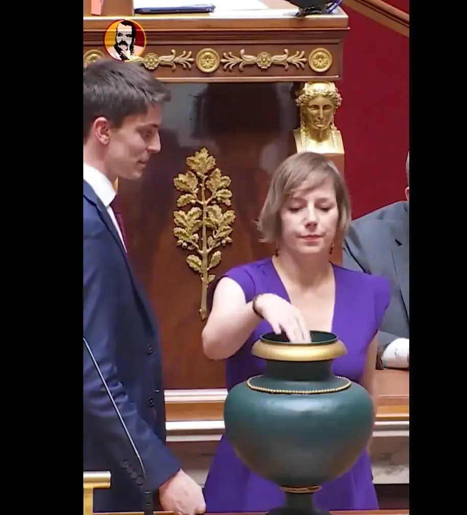Prancūzijos parlamente neeiliniai žaidimai, ar politikai pamiršo etiketą?