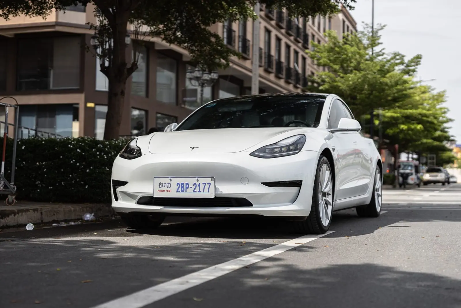 Aktorė Alisa Milano sulaukė kritikos ir pajuokų, iškeitusi „Teslą“ į elektrinį „Volkswagen“ automobilį
