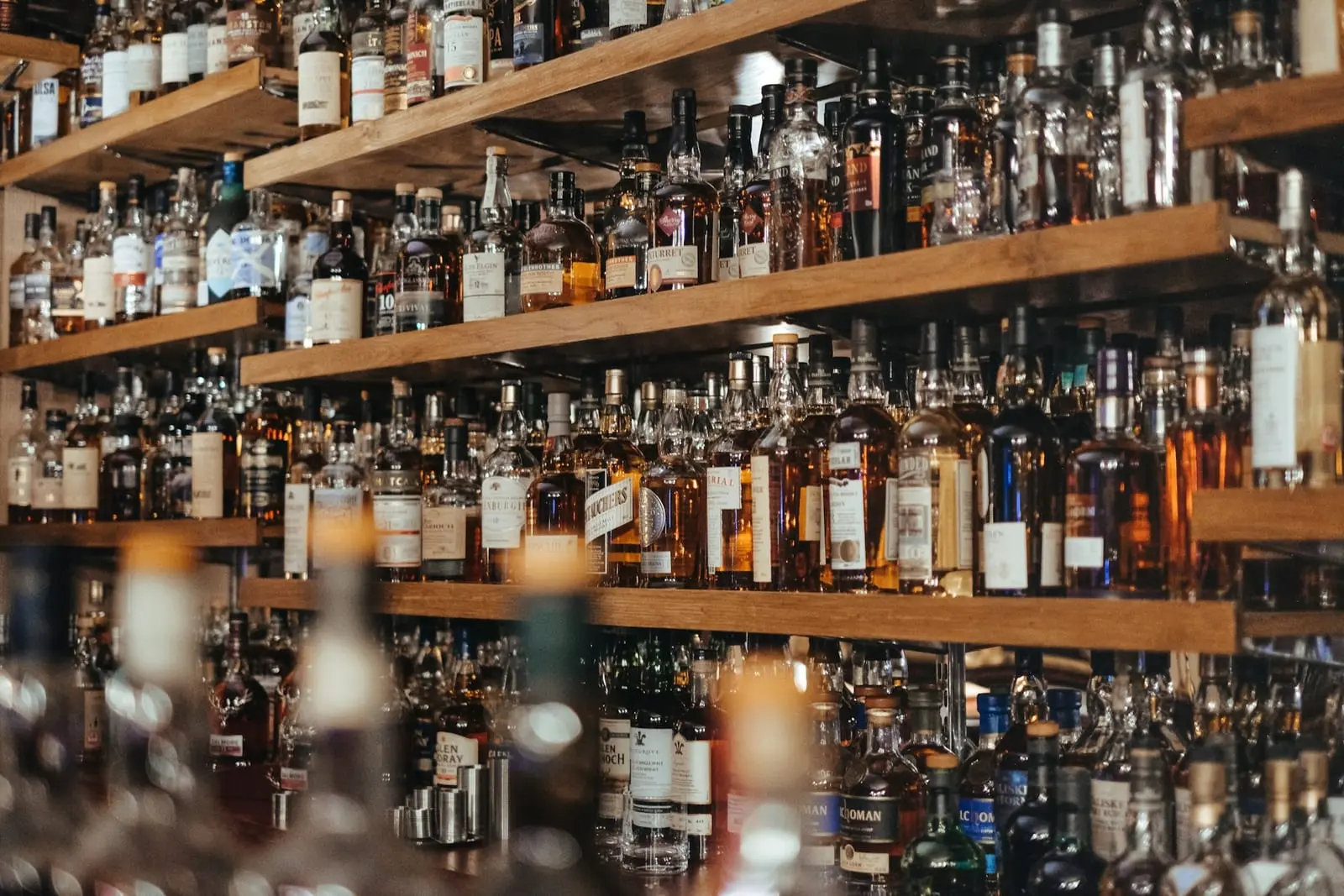 Kanada reaguoja į D. Trumpo tarifus: nebeprekiaus amerikietišku alkoholiu