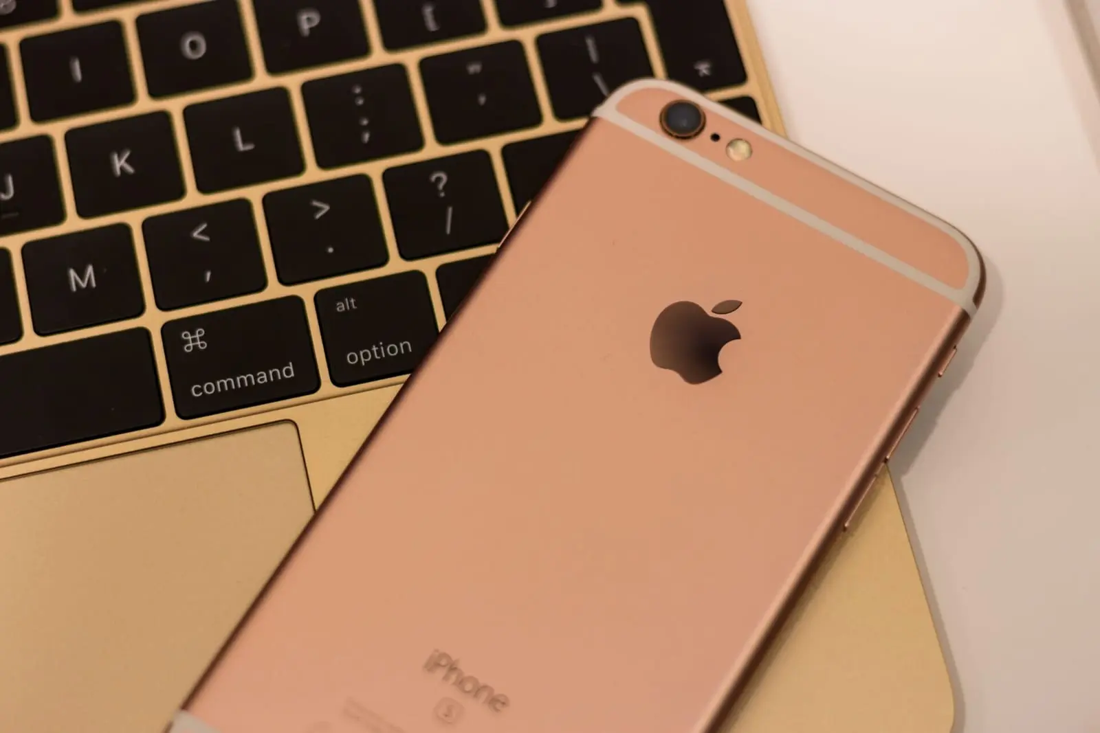 „Apple“ pripažino, kad „iPhone 12“ skleidžia spinduliuotę