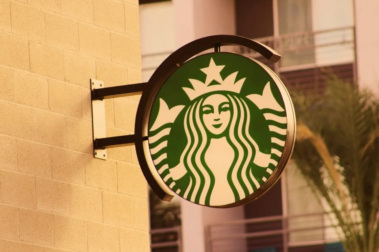 Prieš „Starbucks“ vykdomi protestai nesutrukdė užkariauti Gėrovės šalį?