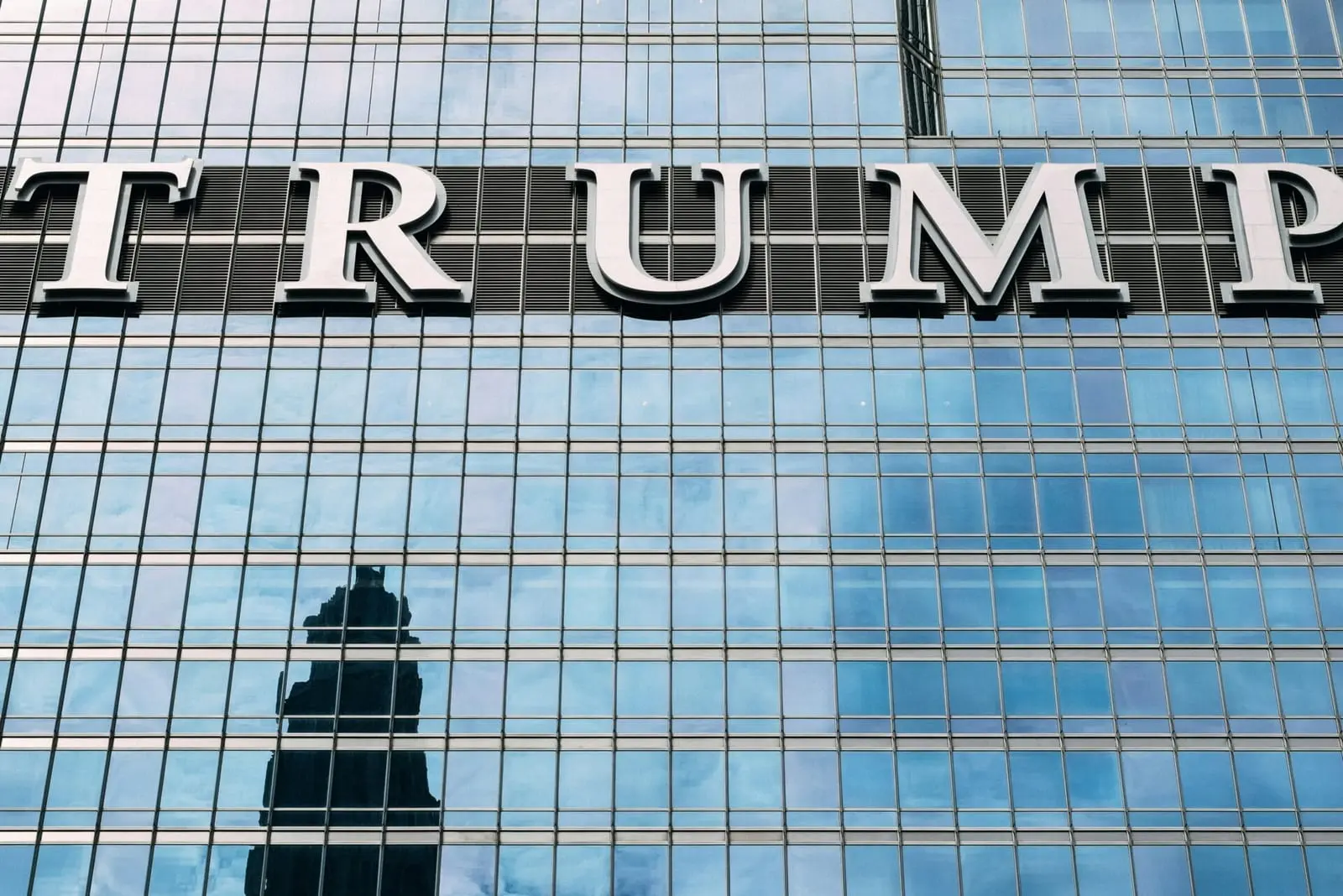 Pirmą savo kaip rinkėjo balsą atidavė 18-metis D. Trumpo sūnus